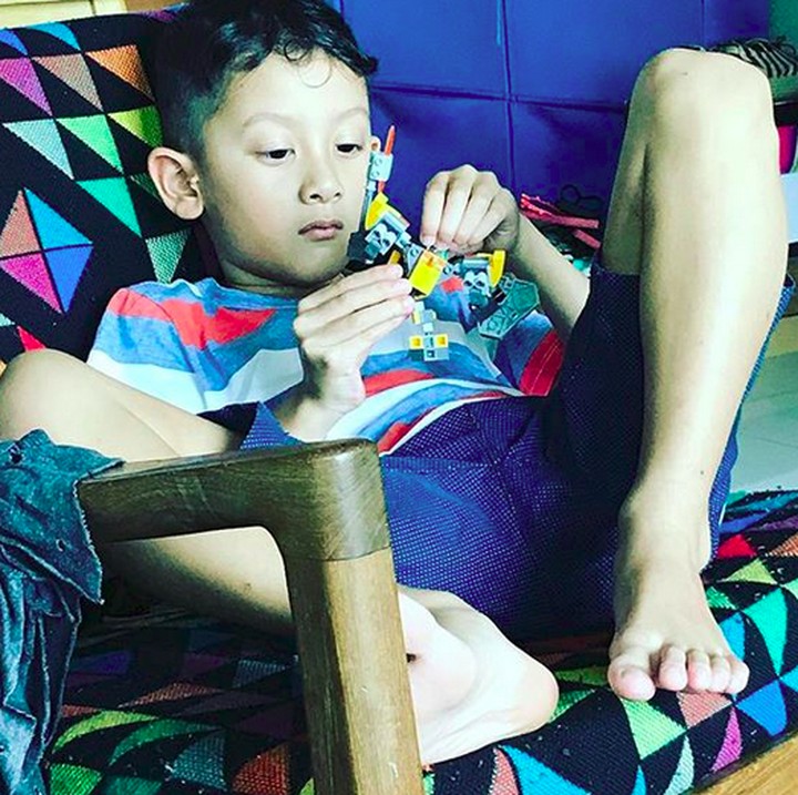 <p>Kana lagi ngapain sih? Serius banget. (Foto: Instagram/ @anandamikola27)</p>