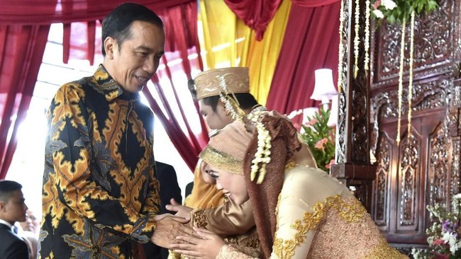 Jokowi menghadiri pernikahan putri eks sopirnya sewaktu masih menjabat Gubernur DKI Jakarta. Kehadirannya disambut keluarga mempelai.