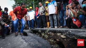 Evaluasi Infrastruktur, Anies Minta Proyek LRT Tak Disetop