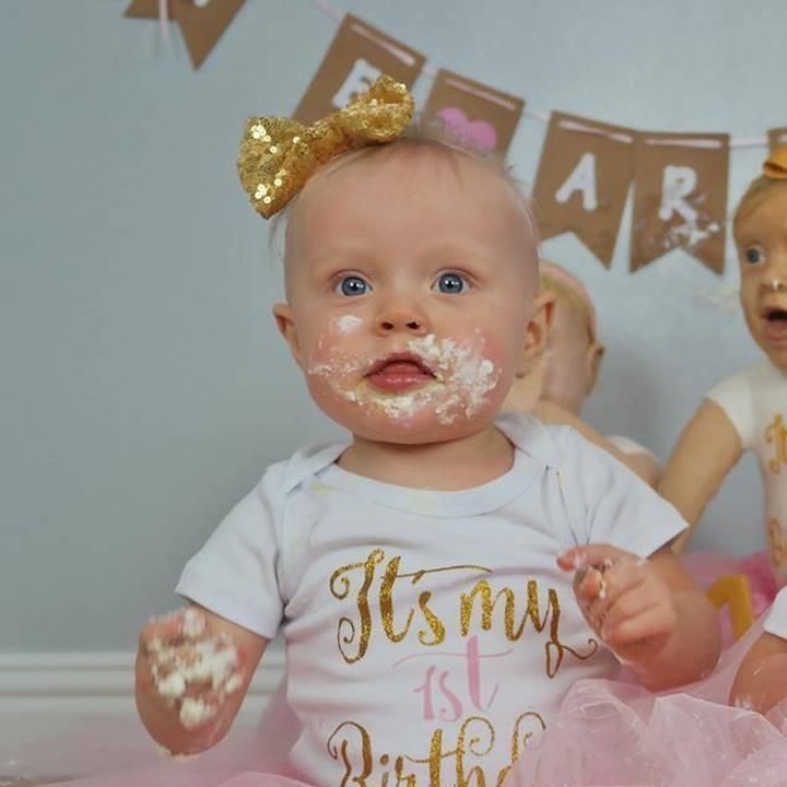 <p>Ekspresi salah satu si kembar saat momen 'cake smash'. Biar belepotan krim kue kamu tetap nggemesin kok, Nak. (Foto: Facebook/ Lara Mason)</p>