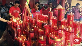 Anies-Sandi 'Tak Kompak' Sambangi Wihara di Petak Sembilan