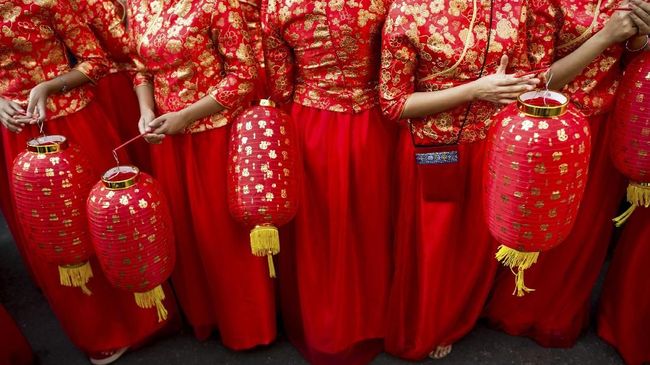 Imlek juga ditandai dengan membeli baju baru. berbagai aksesori dari murah sampai mewah juga dibuat khusus. Sayangnya, di tahun depan ini bakal jadi 'sampah.'