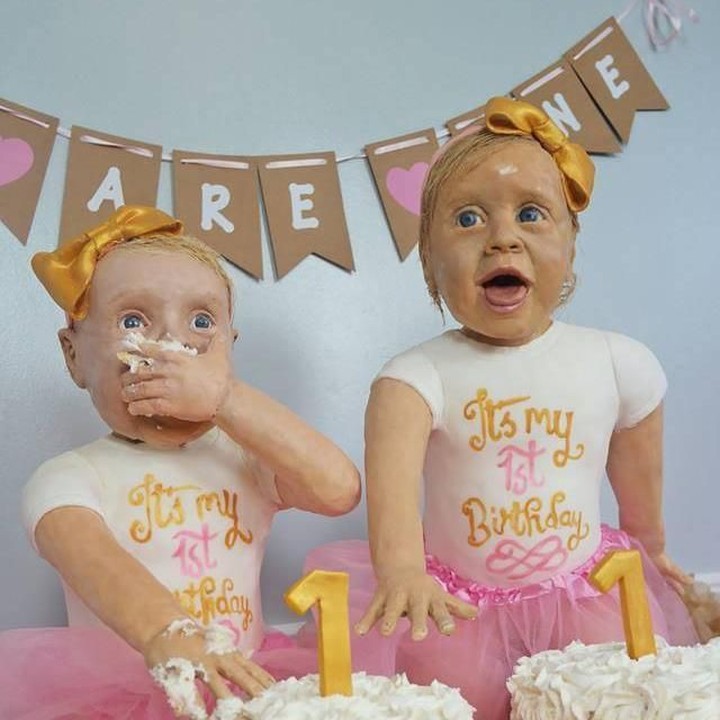 <p>Patung kue buatan bunda Lyla dan Lily, Lara Mason ini mirip banget ya sama si kembar. (Foto: Facebook/ Lara Mason)</p>