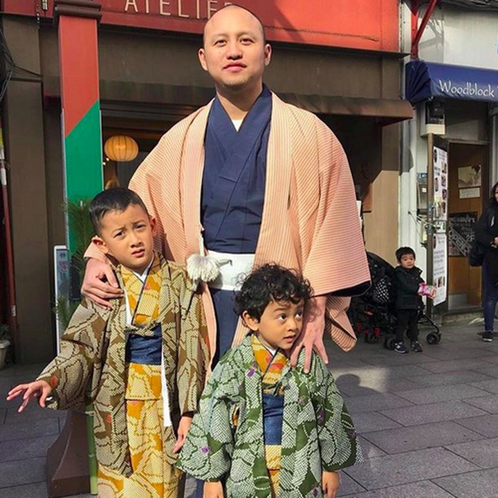 <p>Bersama ayah tercinta waktu liburan ke Jepang beberapa waktu lalu. (Foto: Instagram/ @anandamikola27)</p>