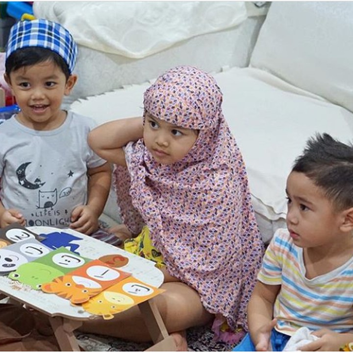 <p>Belajar ngaji bareng nih Rafathar bersama sepupu-sepupunya. (Foto: Instagram @nissyaa)</p>
