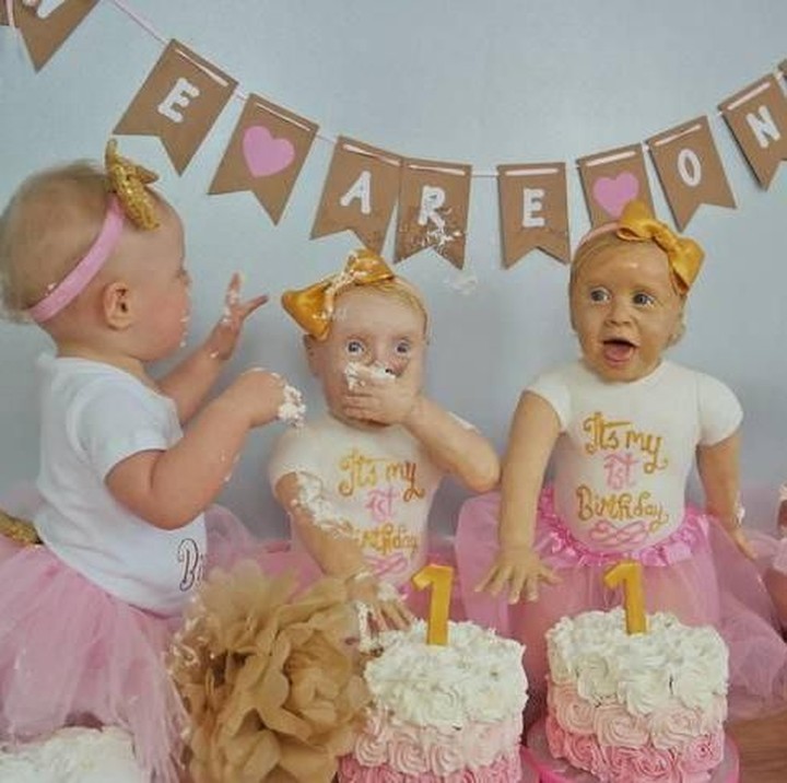 <p>Wah, Lyla dan Lily mencoret-coret muka 'patung' kembarannya nih. (Foto: Facebook/ Lara Mason)</p>