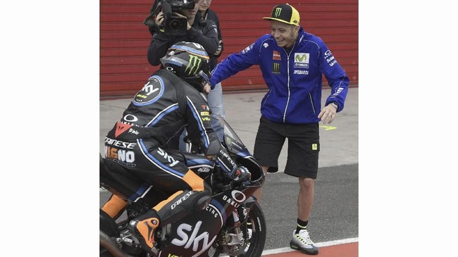 Pembalap Sky Racing VR46 Andrea Migno dan Davide Pizzoli dan Boe Skull Rider terjatuh di Q1 Moto3 Styria, Sabtu (22/6).