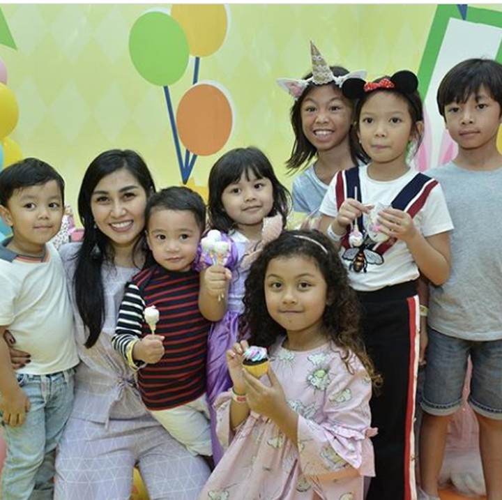 <p>Ini waktu acara ulang tahun salah satu sepupu Rafathar, Aesha. (Foto: Instagram @mikaelaatqia)</p>