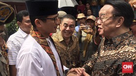Anies-Sandi 'Ramaikan' Imlek di Wihara Dharma Bakti