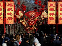 Kematian COVID-19 Melonjak, Ini Doa Warga China Saat Imlek