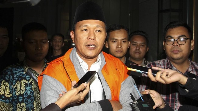 Mantan pengawal pribadi Bupati Lampung Tengah mengakui Cagub Lampung Mustafa meminta uang ratusan juta kepada kepala staf dinas untuk santunan anak yatim piatu.