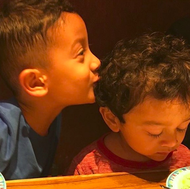 <p>Kompak dan rukun terus ya dua jagoan kecil kesayangan Ayah Ananda dan Bunda Marcella. (Foto: Instagram/ @anandamikola27)  </p>