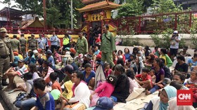 Ratusan 'Pemburu Angpau' Padati Wihara di Petak Sembilan