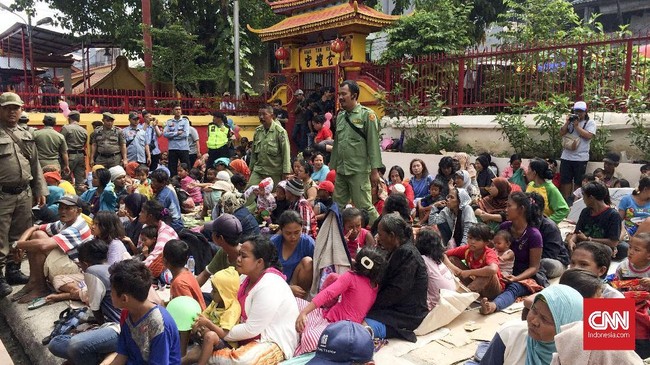 Selain dipadati warga Tionghoa yang berdoa, Wihara Dharma Bakti di Petak Sembilan juga diserbu warga yang menunggu angpau saat perayaan Imlek, Jumat (16/2).