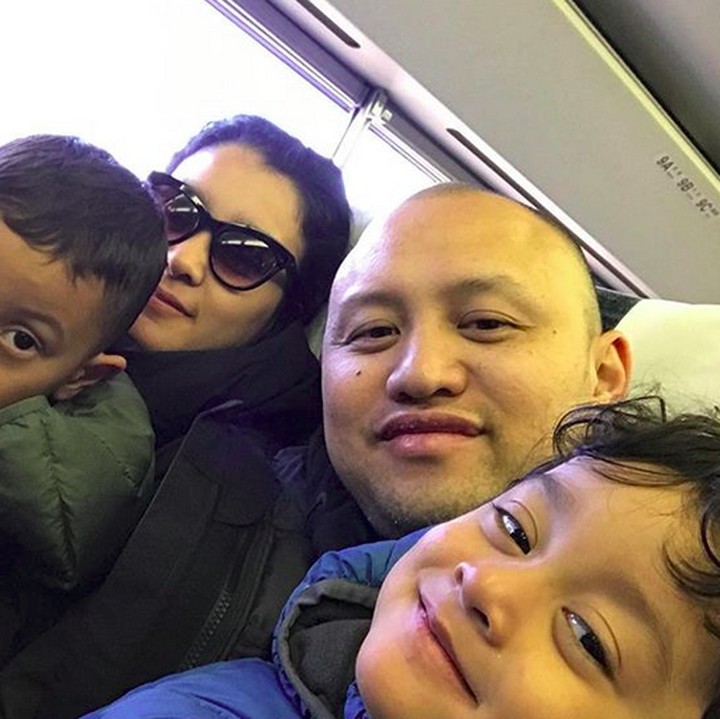 <p>Biar ekspresinya beda pas diajak foto sama bunda dan ayah, kakak adik ini tetap ganteng kan? (Foto: Instagram/ @anandamikola27)</p>