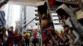 FOTO: Pesta dan Doa Demi Berkah 'Anjing Tanah' Sejumlah kawasan di Asia menyambut Imlek dengan pesta sekaligus doa, agar Tahun Anjing Tanah membawa keberkahan.
