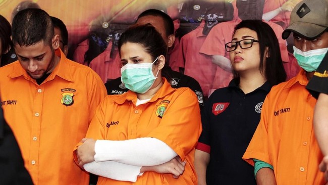 Pihak kepolisian akan memeriksa biduan yang populer dengan julukan ratu dangdut, Elvy Sukaesih, pekan depan untuk kasus sabu yang menjerat anak-anaknya.