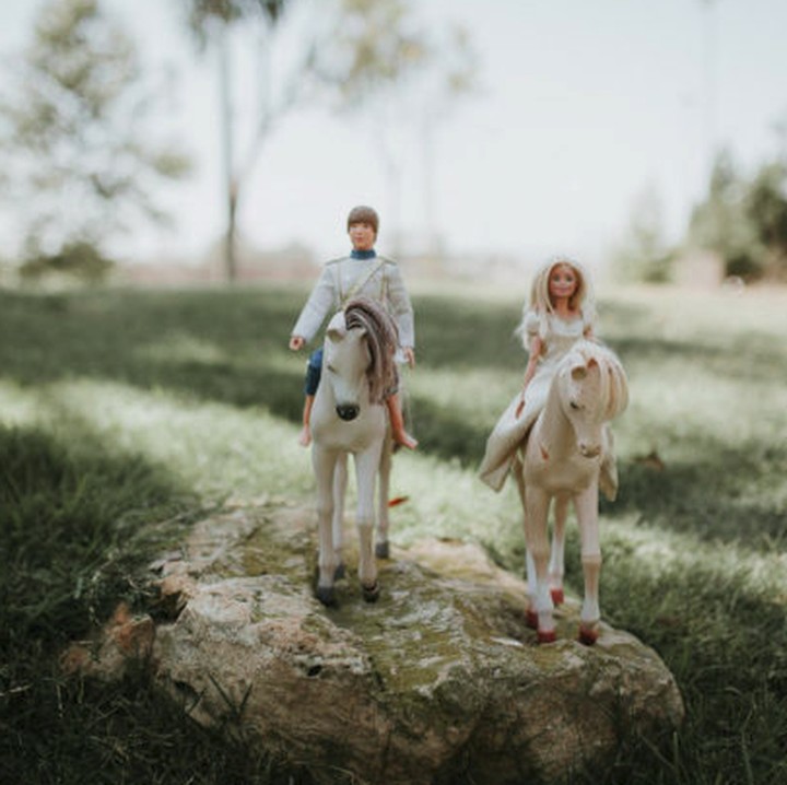 <p>Ceritanya si pengantin naik kuda. Hmm, kreatif juga ya ide putri Brandon. (Foto: byoungforeverphotography)</p>
