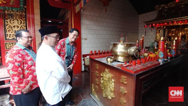 Calon gubernur Jawa Tengah Sudirman Said ikut merayakan Tahun Baru Imlek di Kelenteng Tay Kak Sie, Semarang. Dia sempat menyalakan lilin di altar.