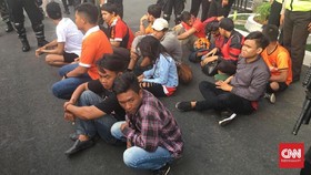 Tanpa Tiket dan Bawa Sajam, Polisi Amankan Puluhan Jakmania