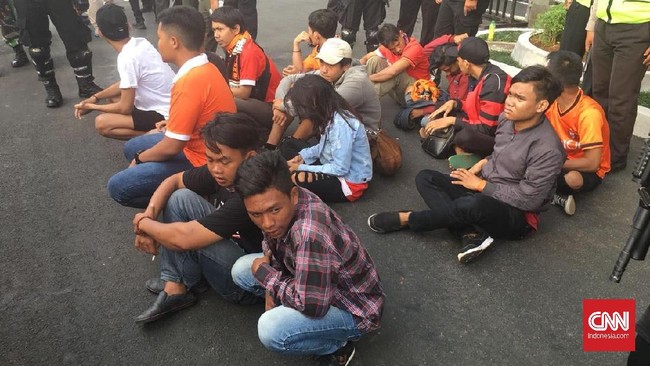 Puluhan pendukung Jakmania diamankan petugas keamanan di Stadion Utama Gelora Bung Karno (SUGBK) pada Sabtu (17/2) sore.