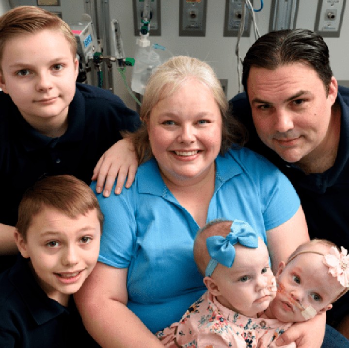 <p>Anna sedikit lebih sehat dibanding Hope dan nggak pakai ventilator. Hope masih pakai ventilator, tapi dia perlahan membuat kemajuan yang cukup besar. Sehat selalu ya Anna dan Hope! (Foto: Allen S. Kramer/Texas Children’s Hospital)</p>