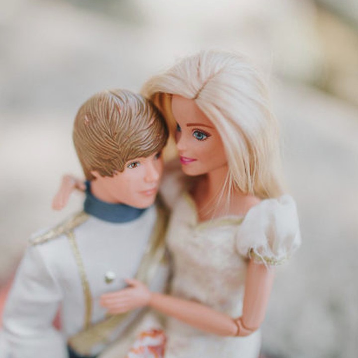 <p>Buat Brandon, sesi foto boneka ini juga bisa jadi ajang bonding dia dengan kedua putrinya. (Foto: byoungforeverphotography)</p>
