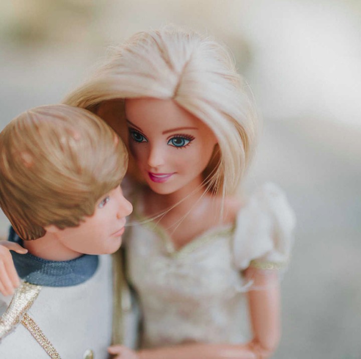 <p>Ini dia boneka kesayangan putri Brandon yang berumur 9 tahun. Bonekanya dikasih nama Lila dan Justin. (Foto: byoungphotography via Love What Matters)</p>