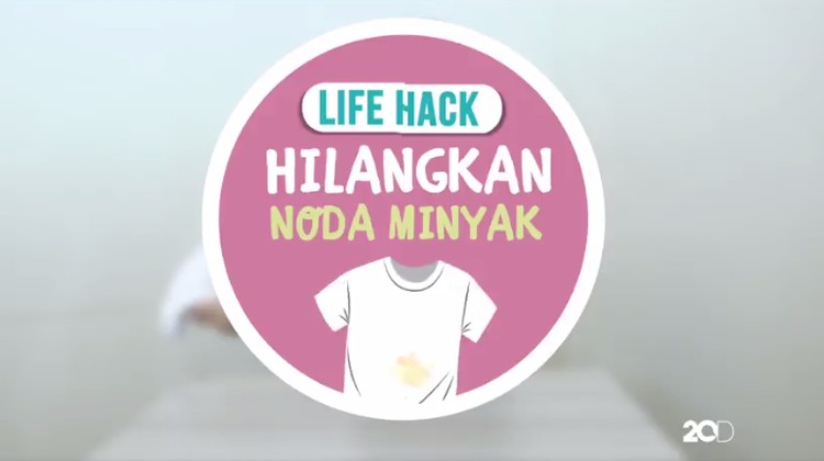 Bedak bayi memang ampuh deh, noda minyak di baju bisa hilang lho.