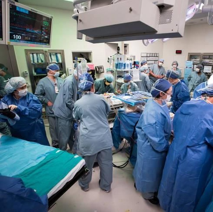 <p>Saat operasi, dokter harus memastikan pembuluh darah si kembar dialihkan dengan benar sehingga mereka nggak kehilangan terlalu banyak darah. (Foto: Allen S. Kramer/Texas Children’s Hospital)</p>