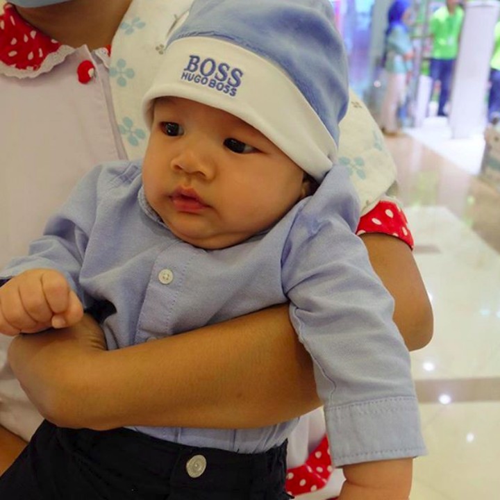 <p>Kalau kata Bunda Titi, Kai lagi cemberut. Hmm, cemberut gini aja Kai tetap nggemesin ya. (Foto: Instagram/ @kaiattarsugiono)</p>