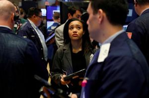  Wall Street Dibuka Melemah, Dibayangi Aksi Ambil Untung
