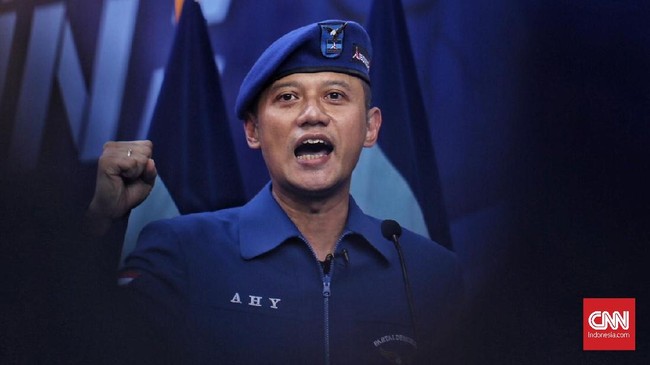 Berkunjung ke rumah Prabowo, SBY didampingi sejumlah petinggi partai sepeti Ibas, Roy Suryo, Syarif Hasan dan sejumlah kader Demokrat lainnya.