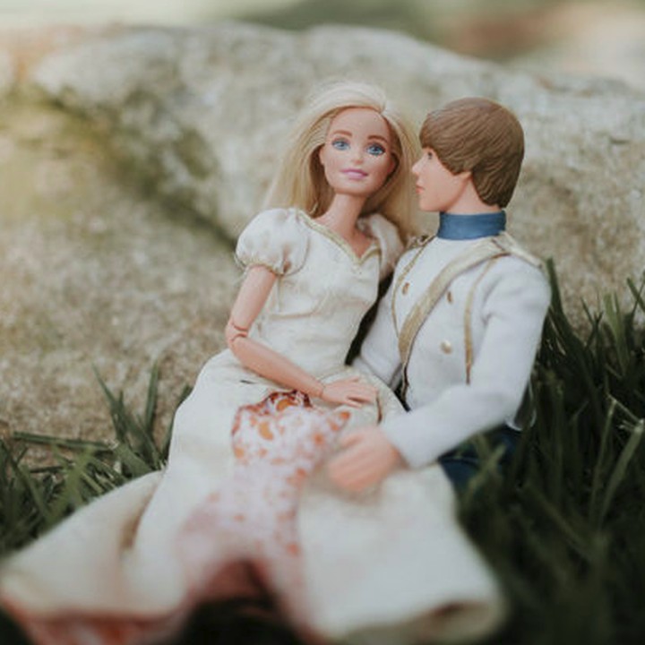 <p>Bahkan, putri Brandon nggak segan lho membayar ibunya demi foto pernikahan boneka kesayangannya. Hi-hi-hi. (Foto: byoungforeverphotography)</p>