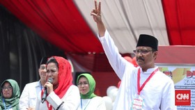 Khofifah Temui 'Khofifah Junior', Gus Ipul Suapi Pedagang