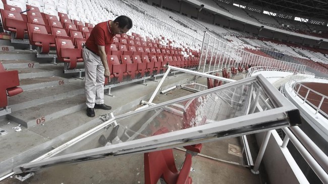 Anies Baswedan meminta warga DKI Jakarta turut aktif melaporkan pihak-pihak yang merusak Stadion Utama Gelora Bung Karno.