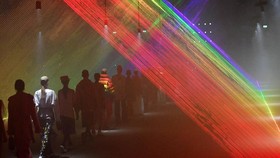 'Pelangi' Burberry di Peragaan Terakhir Christopher Bailey