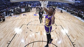 FOTO: Aksi Donovan Mitchell Juara Kontes Slam Dunk NBA