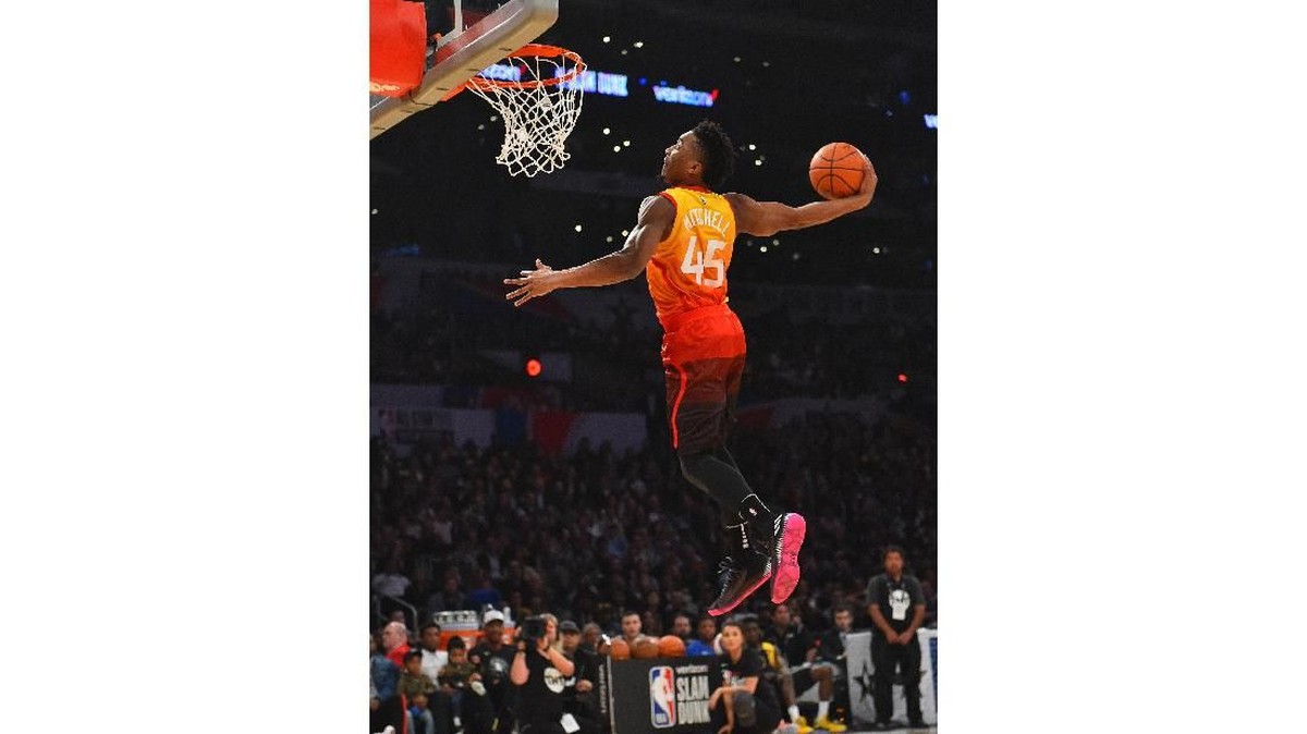 FOTO: Aksi Donovan Mitchell Juara Kontes Slam Dunk NBA