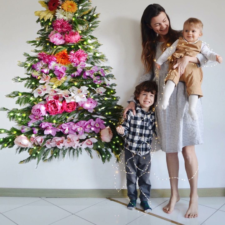 <p>Aih lucunya, bikin background pohon Natal sendiri.  (Foto: Instagram/pluswonderland)</p>