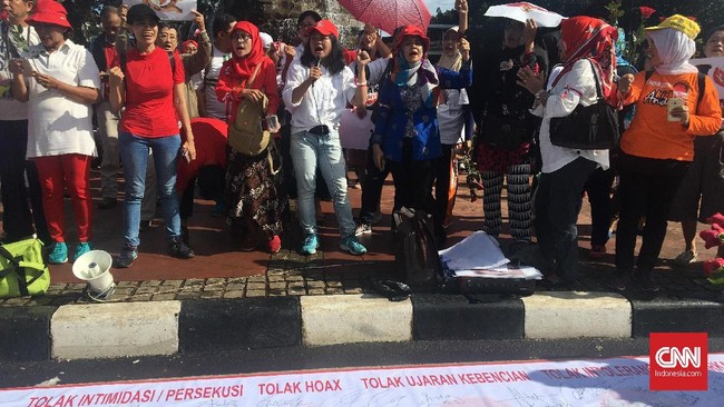 Puluhan masyarakat yang tergabung dalam sejumlah organisasi menandatangani petisi menolak aksi intoleransi pada Minggu (18/1) pagi.