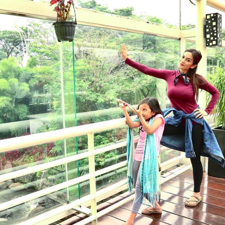 <p>Walaupun posenya beda, gaya Bunda Masayu dan Samarra tetap kece kan? (Foto: Instagram/ @masayuanastasia)</p>