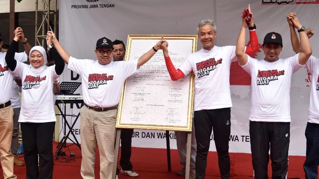 Dua pasang calon gubernur-wakil gubernur Jawa Tengah makan bersama di sebuah warung angkringan untuk merayakan ulang tahun Sudirman Said.