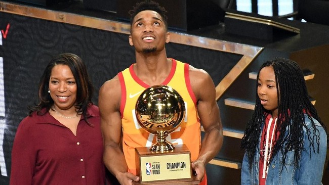 Pemain Utah Jazz, Donovan Mitchell berhasil meraih gelar juara kontes slam dunk NBA dengan meniru slam dunk milik Vince Carter.