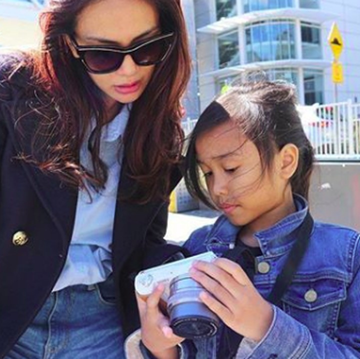 <p>Bunda Masayu lagi ditunjukkin apa ya sama Samarra? Dua-duanya serius banget. He-he-he. (Foto: Instagram/ @masayuanastasia)</p>