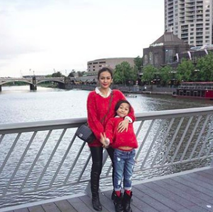 <p>Kembaran pakai baju warna merah, ibu dan anak ini makin cantik deh. (Foto: Instagram/ @masayuanastasia)</p>