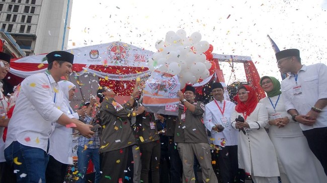 Dalam kampanyenya untuk Pilgub Jatim, Cawagub nomor urut 1 Emil Dardak blusukan di Stasiun Gubeng sementara cawagub nomor urut 2 Puti bersafari ke Lumajang.