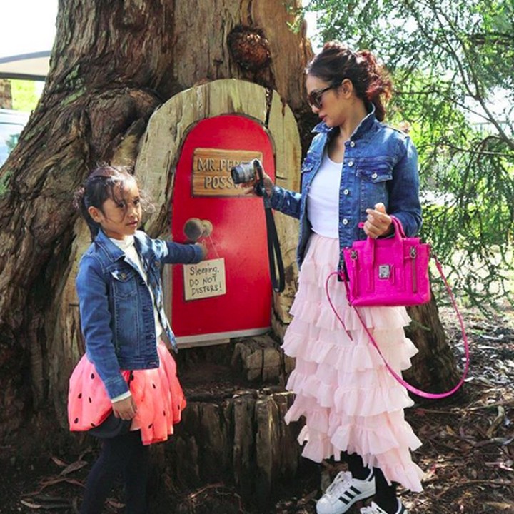 <p>Hmm, Bunda Masayu dan Samarra lagi ngapain ya itu? (Foto: Instagram/ @masayuanastasia)</p>