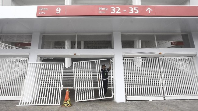 Direktur Utama Pusat Pengelola Kompleks Gelora Bung Karno (PPK GBK), Winarto, lebih memilih ada pintu stadion yang rusak dibanding adanya korban jiwa.