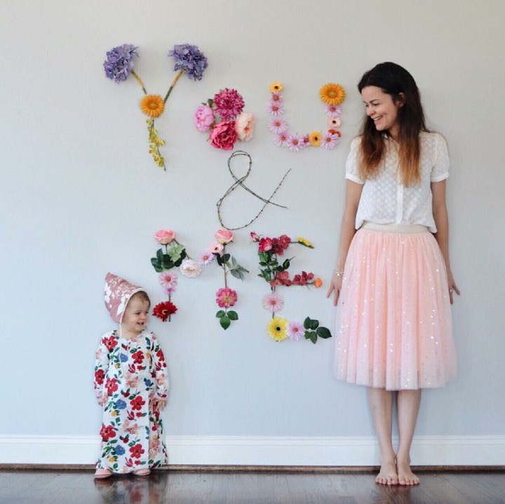 <p>Atau bikin tulisan 'You & Me' pakai bunga untuk background juga lucu.  (Foto: Instagram/pluswonderland)</p>